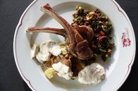 Kochs anders – Tobis Gericht: Linsensalat an Lammkotelett mit Smashed-Potatoes und orientalischem Joghurt.