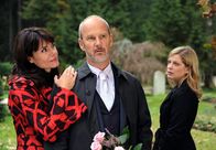 Sturm der Liebe – ARD STURM DER LIEBE FOLGE 1204 Uhr im ERSTEN. Götz (Andreas Borcherding, M.), begleitet von Barbara (Nicola Tiggeler, l.), verscheucht Lena (Johanna Bönninghaus, r.) von Markus' Grab.