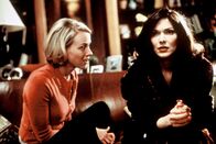 Mulholland Drive – Betty (Naomi Watts, li.) unterhält sich mit ihrer neuen Mitbewohnerin Rita (Laura Harring, re.)