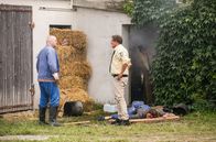 Hubert ohne Staller – Explosion in einer privaten Schnapsbrennerei. Elke Moser (Komparsin) ist tot Hubert (Christian Tramitz, r.) versucht den aufgeregten Ehemann Herbert Moser (Rainer Haustein, l.) zu beruhigen.