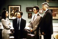 Chaos City – Mike (Michael J. Fox, 2.v.l.), Stuart (Alan Ruck) und Winston (Barry Bostwick, r.) treffen sich mit einer gehörlosen Reporterin namens Sarah Adleman (Marlee Matlin, l.).