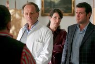 Die Rosenheim-Cops – Korbinian Hofer befragt im Mordfall Haimhauser den Arzt Dr. Arthur Passauer (Stephan Paryla-Raky, l.), was dessen Chefin Cornelia Wesslinger (Clelia Sarto) ebenso wie Jo Caspar (Christian K. Schaeffer, r.) interessiert, denn Passauer ist Jos Onkel.