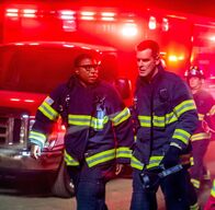 9-1-1 Notruf L.A. – Henrietta "Hen" Wilson (Aisha Hinds, l.); Bobby Nash (Peter Krause, r.)