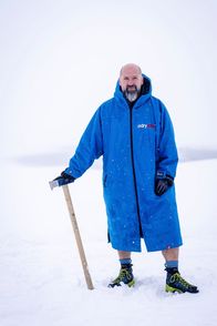 TM Wissen – Protagonist Josef Köberl vor dem Eisbaden posierend mit einer Axt während Servus TVs "TM Wissen" am Augstsee in Altausee, Steiermark, Österreich am 03.12.2024.