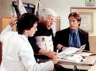 Diagnose: Mord – Jack (Scott Baio, l.), Dr. Sloan (Dick Van Dyke, M.) und Steve (Barry Van Dyke, r.) sehen sich die Polizeifotos vom Unfallort an. Mark Sloan ist davon überzeugt, dass sein Freund Jonathan Nash ermordet wurde.