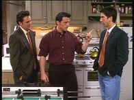 Friends – Joey (Matt LeBlanc, M.) versucht Ross (David Schwimmer, r.) und Chandler (Matthew Perry, l.) klarzumachen, dass sie ihm einen neuen Kühlschrank kaufen müssen.