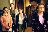 Charmed - Zauberhafte Hexen – Zu ihrem Entsetzen muss Phoebe (Alyssa Milano, r.) entdecken, dass Cole Mitglied einer dämonischen Bruderschaft ist. Piper (Holly Marie Combs, l.), Leo (Brian Krause, 2.v.l.) und Prue (Shannen Doherty, 2.v.r.) sind erschüttert ...