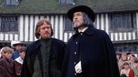 Der Hexenjäger – L-R: Lavenham Magistrate (Peter Haigh), Matthew Hopkins (Vincent Price)