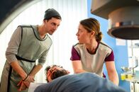 Bettys Diagnose – Jonas Hertz (Julius Forster, l.), Dominik Hertz (Joshua Grothe, M.), Elisabeth "Betty" Hertz (Henrike Hahn, r.)