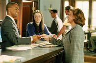 Gilmore Girls – Emily (Kelly Bishop, r.) ist auf der Suche nach Antiquitäten, woraufhin Rory (Alexis Bledel, M.) sie nach Stars Hollow einlädt. Dort macht sie Bekanntschaft mit Michel (Yanic Truesdale, l.) und anderen Freunden und Bekannten ihrer Tochter und ihrer Enkelin ...