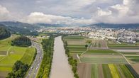 Paradiese aus Menschenhand – Bei Innsbruck konkurriert der Inn mit Landwirtschaft, Siedlungen und Autobahnen.