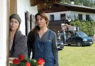 Frühling – Maria Sindlfinger (Cornelia Froboess, l.) reagiert skeptisch auf die Ankunft der neuen Nachbarn. Dorfhelferin Katja (Simone Thomalla, r.) weiß sich keinen rechten Reim auf die Reaktion der Bäuerin zu machen.