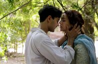 Der Stern von Indien – Jeet (Manish Dayal) ist Hindu und arbeitet als Polizist, Aalia (Huma Qureshi) ist eine muslimische Studentin: Trotz ihrer Unterschiede sind sie unsterblich ineinander verliebt.