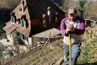 mitenand – mitenand Eine WG für ehemalige Strafgefangene Seit einem Monat hat Michel in der Wohngemeinschaft am Hang ein Dach über dem Kopf. Die letzten 3 Jahre sass er wegen Raub, Diebstahl und Sachbeschädigung im Gefängnis.