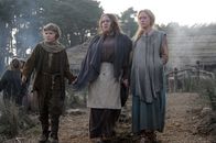 The Bastard Executioner – (v.l.n.r.) Rhys Prichard (Callum Griffiths); Eva Prichard (Charlotte Mills); Petra Brattle (Elen Rhys)