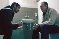 Manayek - Die Verräter – Izzy (Shalom Assayag, re.) verhört Eliran (Ofer Hayoun, li.). Dieser will den Konsequenzen seiner Tat entgehen und ist dafür bereit, über die kriminellen Machenschaften seiner Kollegen auszupacken.