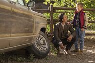 This Is Us - Das ist Leben – Müssen sie ihre Thanksgivingspläne über Bord werfen, als sie eine Reifenpanne haben: Jack (Milo Ventimiglia, l.), Rebecca, Kate, Kevin (Parker Bates, r.) und Randall ...
