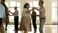 Einfach Rosa - Die zweite Chance – Merals Vater sieht Meral (Sara Fazilat) beim Tanzen zu.