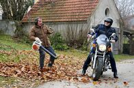 Sturm der Liebe – Herr Reiber (Joachim Nimtz, l.) erschrickt sich vor Alfons' (Sepp Schauer, r.) Motorrad.