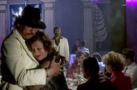 Enfant terrible – Brigitte Mira (Eva Mattes) freut sich mit Rainer Werner Fassbinder (Oliver Masucci).