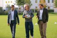 Die Rosenheim-Cops – Mord auf dem Fußballplatz: Erste Ermittlungen führen Hansen (Igor Jeftic, l.) und Hartl (Michael A. Grimm, r.) zu Trainer Rainer Kosinsky (Eisi Gulp, m.). Honorarfrei - nur für diese Sendung bei Nennung ZDF und Christian A. Rieger