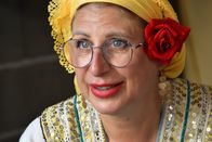 Zu Tisch ... – Zu Tisch Tal der Rosen – Bulgarien Keti Katsarska bewirtschaftet ein eigenes Rosenfeld. Copyright: SRF/Berlin Producers/Gero von Marientreu