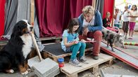 Löwenzahn – Fritz Fuchs (Guido Hammesfahr) macht Louisa (Nicolais Borger) Mut. Gleich kommt ihr Auftritt mit Polly, dem Schweinchen.