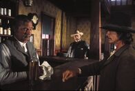 Chatos Land – Apachen-Halbblut Chato (Charles Bronson, rechts) bestellt im Saloon einen Drink. Dabei wird er vom Sheriff der Stadt verspottet, bedroht und diskriminiert. Als der Sheriff zum Revolver greift, zieht Chato blitzschnell den seinen und erschießt den Sheriff. Chato flieht daraufhin aus der Stadt. Es dauert nicht lange und schon ist er Stadtgespräch. Die Bewohner, denen die Indianer ohnehin ein Dorn im Auge sind, werden nun noch viel wütender und aufgebrachter.