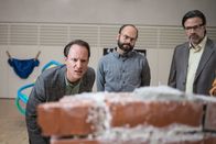 Normaloland – Stifter Bernhard Kosse (Michael Halberstadt, r.) und seine Jurymitglieder Werner (Ben Rodrian, l.) und Hans Christian Schraut (Matthias Thönnissen, M.) begutachten die Einreichungen für den Kunstpreis.