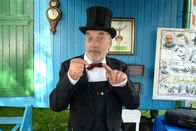 Löwenzahn Classics – Peter (Peter Lustig), der neue Flohzirkusdirektor, zeigt eine kleine Kutsche, die gleich von einem Floh gezogen wird