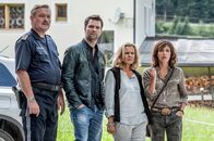 SOKO Kitzbühel – v.l.n.r.: Kroisleitner (Ferry Öllinger), Lukas Roither (Jakob Seeböck), Gräfin Schönberg (Andrea L'Arronge), Nina Pokorny (Julia Cencig) - alle haben sie eine Spur und einen Verdacht, aber den Mörder haben sie noch nicht.