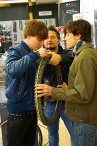 Grips Mathe – GRIPS Mathe - Unterricht zum Anfassen beim Ausmessen des Kreisumfangs im Bike-Shop.