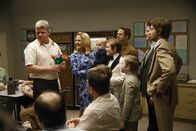 The Kids Are Alright – Mike Cleary (Michael Cudlitz, l.); Peggy Cleary (Mary McCormack, 2.v.l.)