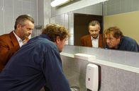 Rentnercops – Manuel Teich (René Heinersdorff, l,) trifft Sascha Kesko (Jesse Albert, r.) auf der Herrentoilette.