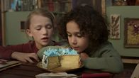 Saïd und Anna – Saïd und Anna sind skeptisch. Der Kuchen ist ja blau!