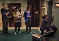 The Big Bang Theory – Als Sheldon (Jim Parsons, l.) und Leonard (Johnny Galecki, 2.v.l.) nach einem gemeinsamen Essen mit Raj (Kunal Nayyar, 2.v.r.) und Howard (Simon Helberg, r.) in ihre Wohnung zurückkommen, müssen sie leider feststellen, dass eingebrochen worden ist ...