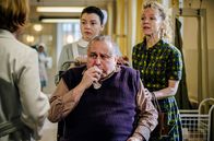Charité – Auf die Innere Station wird der heftig hustende Bergmann Walter Neumann (Hilmar Eichhorn, im VG) eingeliefert, seine Tochter (Johanna Klante, r.) ist sehr besorgt. Dr. Ella Wendt (Nina Gummich, l.) und Lernschwester Petra (Amber Marie Bongard, 2.v.l.) kümmern sich um den Patienten.