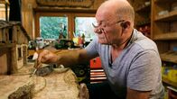 Handwerkskunst! – Seit 30 Jahren ist Lutz Kuhl aus dem pfälzischen Annweiler leidenschaftlicher Krippenbauer. Hier beim Gestalten einer Krippen-Landschaft.