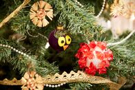 Schmatzo – Die Bastelkids kümmern sich heute um den Christbaumschmuck und basteln eine Eule aus einer Christbaumkugel.