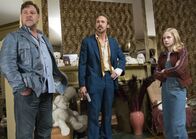 The Nice Guys – Die clevere Holly (Angourie Rice) unterstützt ihren Vater (Ryan Gosling, M.) und seinen Partner Jackson Healy (Russell Crowe) bei der Suche nach Amelia.