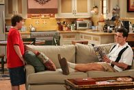 Two and a Half Men – Gespräche unter wahren Männern: Jake (Angus T. Jones, l.) und sein Onkel Charlie (Charlie Sheen, r.) ...