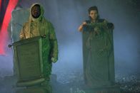 Ghosted – Während Leroy (Craig Robinson, l.) und Max (Adam Scott, r.) nach dem Verschwinden eines Mädchens undercover ermitteln müssen, sucht Barry nach einem Weg, um mehr Zeit mit den beiden verbringen zu können ...