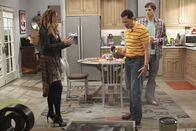 Two and a Half Men – Als Jenny (Amber Tamblyn, l.) ihren Vater Charlie kennenlernen soll, stolpert Alan (Jon Cryer, M.) über Waldens (Ashton Kutcher, r.) Bein, und das Chaos ist perfekt ...