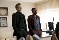 MacGyver – MacGyver (Lucas Till, l.) und Bozer (Justin Hires, r.) haben sich unter falschen Identitäten in ein Casino geschlichen, um eine Terrorgruppe zu stoppen. Schnell merkt das Dreamteam, dass ihr Plan nicht aufgehen wird ...