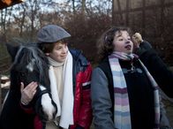 Schloss Einstein – Pippi (Marie Borchardt, re.) und Jonny (Paul Hartmann, li.) treffen auf den Zirkusartisten Janko.