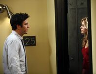 How I Met Your Mother – Nach und nach hakt Ted (Josh Radnor, l.) seine To-Do Liste ab, bevor er New York verlassen wird. Mitunter sagt er seiner hübschen Nachbarin (Cynthia Murell, r.) endlich, was er für sie empfindet ...