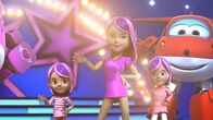 Super Wings – Kellie holt die beiden Mädchen als Gäste auf die Bühne.