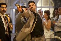 The Devil's Double – Das Jahr 1987 in Bagdad: Die Stadt ist korrupt bis in den letzten Winkel und das Leben in ihr wird von einigen reichen und brutalen Personen bestimmt. Uday Hussein (Dominic Cooper, m.), Sohn des Diktators Saddam Hussein, ist bekannt für seine sadistischen Neigungen und seinen ausschweifenden Lebensstil. Niemand will in sein Visier geraten, denn dies verläuft meist tödlich ...