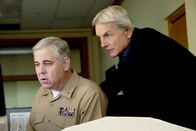 Navy CIS – Als ehemaliger Mitarbeiter der Toten fühlt sich JAG Navy Captain Bud Roberts Jr. (Patrick Labyorteaux, l.) verpflichtet, dem Gibbs (Mark Harmon, r.) NCIS Team bei den Ermittlungen zur Seite zu stehen ...