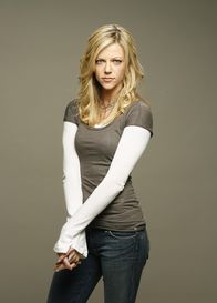 It's Always Sunny in Philadelphia – (3. Staffel) - Deandra "Dee" Reynolds (Kaitlin Olson) ist die Zwillingsschwester von Dennis und arbeitet als Kellnerin im Paddy's. Sie studierte Psychologie, brach das Studium aber ab, um Schauspielerin zu werden ...